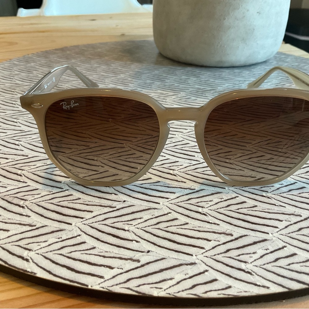 Ray-Ban Beige Sunglasses with Brown Lenses